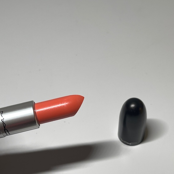 READ MAC Cremesheen Lipstick in Sweet & Sour Full Size - Picture 2 of 4